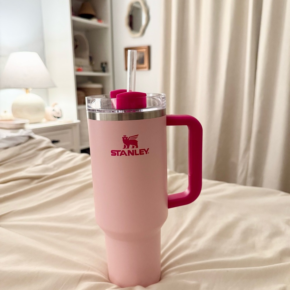 Stanley Flamingo Stanley 40oz Quencher Tumbler.